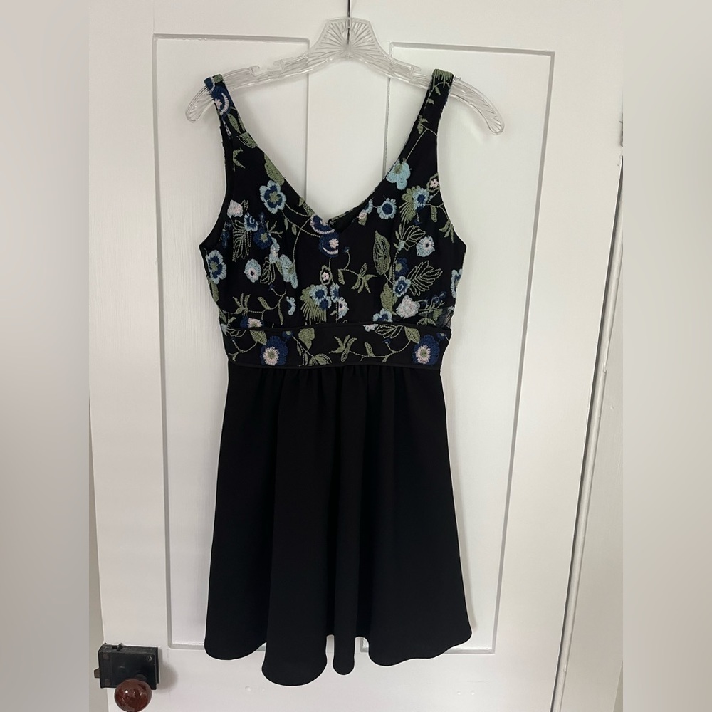 BCBG generation Black Mini Embroidered Floral dress Size 4 NWT